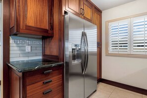 Condo, Multiple Beds, Kitchen, Ocean View (Vista Waikoloa A303) | Private kitchen