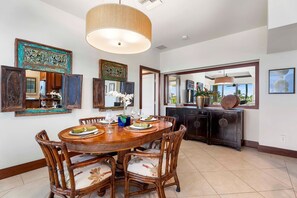 شقة - عدة أسرّة - بمطبخ - بمنظر للمحيط (Vista Waikoloa A303) | 2 عدّة غرف نوم وبديكورات فريدة لكل غرفة وطراز فريد لكل وحدة