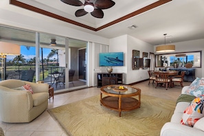 Condo, Plusieurs lits, cuisine, vue sur lâocĂ©an (Vista Waikoloa A303) | Aire de sĂ©jour | TĂ©lĂ©viseur Ă Ă©cran plat de 52 po avec tĂ©lĂ©vision par cĂąble