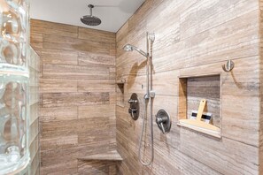Condo, Plusieurs lits, cuisine, vue sur l’océan (Vista Waikoloa A303) | Salle de bain | Douche, serviettes fournies