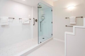 Condo, Plusieurs lits, lanai, vue sur la montagne (Vista Waikoloa D303) | Salle de bain | Douche, serviettes fournies