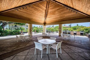 Condo, varias camas, lanai, vista a la montaña (Vista Waikoloa D303) | Restaurante al aire libre