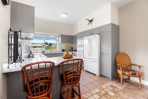 Appart'hôtel, plusieurs lits, véranda, vue partielle sur l'océan (Vista Waikoloa D204) | Cuisine privée | Tables à manger