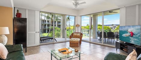 شقة - عدة أسرّة - بشرفة مسقوفة - بمنظر جزئي للمحيط (Vista Waikoloa D204) | منطقة المعيشة | تلفزيون بشاشة مسطحة بحجم 42-بوصة يعرض قنوات تلفزيونية رقمية