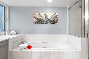 Apartment, Mehrere Betten, Veranda, eingeschränkter Meerblick (Vista Waikoloa D204) | Badezimmer | Handtücher