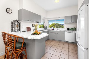 Apartamento, varias camas, lanai, vistas parciales al mar (Vista Waikoloa D204) | Cocina privada | Mesa de comedor