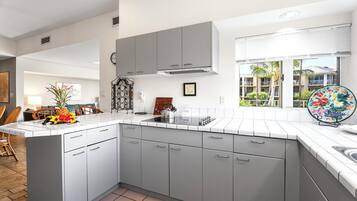 コンドミニアム ベッド (複数台) ラナイ パーシャル オーシャン ビュー (Vista Waikoloa D204) | 専用キッチン | ダイニングテーブル