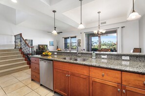 Interior - Walk to Restaurants/shopping - Excellent Golf Course Views - Private Beach Access - Vrkcv (Kamuela)