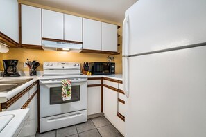 Condo, 1 King Bed with Sofa bed, Lanai, Garden View (Kona Isle B5) | Private kitchen | Dining tables