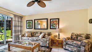 Kondominium, 1 Tempat Tidur King dengan tempat tidur Sofa, beranda, pemandangan kebun (Kona Isle B5) | Area keluarga