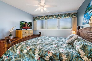 Condo, 1 très grand lit et 1 canapé-lit, lanai, vue sur le jardin (Kona Isle B5) | 1 chambre, décor unique, ameublement unique, literie fournie