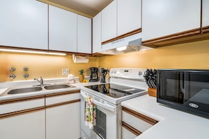 Appart'hôtel, 1 très grand lit et 1 canapé-lit, véranda, vue jardin (Kona Isle B5) | Cuisine privée | Cafetière/bouilloire, tables à manger