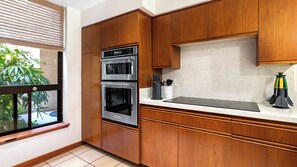 شقة - عدة أسرّة - بشرفة مسقوفة - في الطابق الأرضي (The Shores at Waikoloa 126) | مطبخ خاص | ماكينة لصنع القهوة/الشاي، مائدة طعام