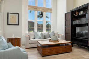 وحدة سكنية متصلة - عدة أسرّة - بشرفة مسقوفة - منظر للحديقة (Waikoloa Colony Villas 1906) | منطقة المعيشة | تلفزيون بشاشة مسطحة بحجم 42-بوصة يعرض قنوات تلفزيونية رقمية