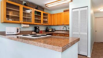 Condo, 1 Queen Bed with Sofa bed, Lanai, Partial Ocean View (Kona Isle B22) | Private kitchen | Dining tables