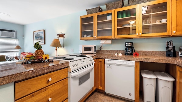 Condo, 1 Queen Bed with Sofa bed, Lanai, Partial Ocean View (Kona Isle B22) | Private kitchen