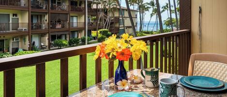 Appart'hôtel, 1 grand lit et 1 canapé-lit, véranda, vue partielle sur l'océan (Kona Isle B22) | Restauration extérieure