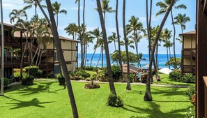 شقة - سرير كبير مع أريكة سرير - بشرفة مسقوفة - بمنظر جزئي للمحيط (Kona Isle B22) | إطلالة الغرفة