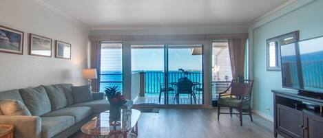 Condo, varias camas, lanai, vista al océano (Sea Village 4305) | Área de sala de estar | Televisión de pantalla plana de 42 pulgadas con canales digitales