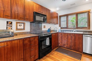Townhouse, Beberapa Tempat Tidur, beranda, pemandangan samudra (Kona Onenalo 10) | Dapur pribadi | Meja makan