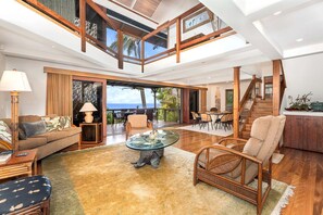 Townhouse, Beberapa Tempat Tidur, beranda, pemandangan samudra (Kona Onenalo 10) | Area keluarga | Televisi layar datar 42-inci dengan saluran TV digital dan pemutar DVD