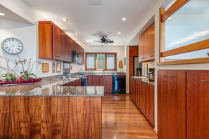 Townhome, Multiple Beds, Lanai, Ocean View (Kona Onenalo 10) | Private kitchen | Dining tables