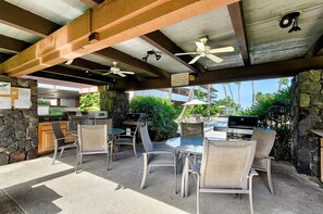 شقة - عدة أسرّة - بشرفة مسقوفة - بمنظر جزئي للمحيط (White Sands Village 220) | تناول الطعام بالخارج