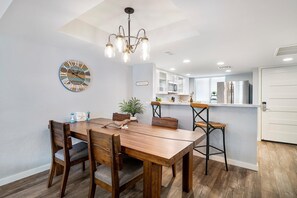 شقة - عدة أسرّة - بشرفة مسقوفة - بمنظر جزئي للمحيط (White Sands Village 220) | 2 عدّة غرف نوم وبديكورات فريدة لكل غرفة وطراز فريد لكل وحدة