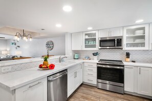شقة - عدة أسرّة - بشرفة مسقوفة - بمنظر جزئي للمحيط (White Sands Village 220) | مطبخ خاص | ماكينة لصنع القهوة/الشاي، مائدة طعام