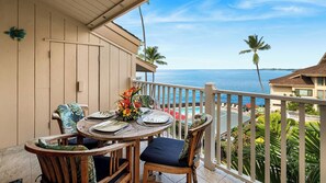Condo, varias camas, lanai, vista al océano (Sea Village 3306) | Restaurante al aire libre