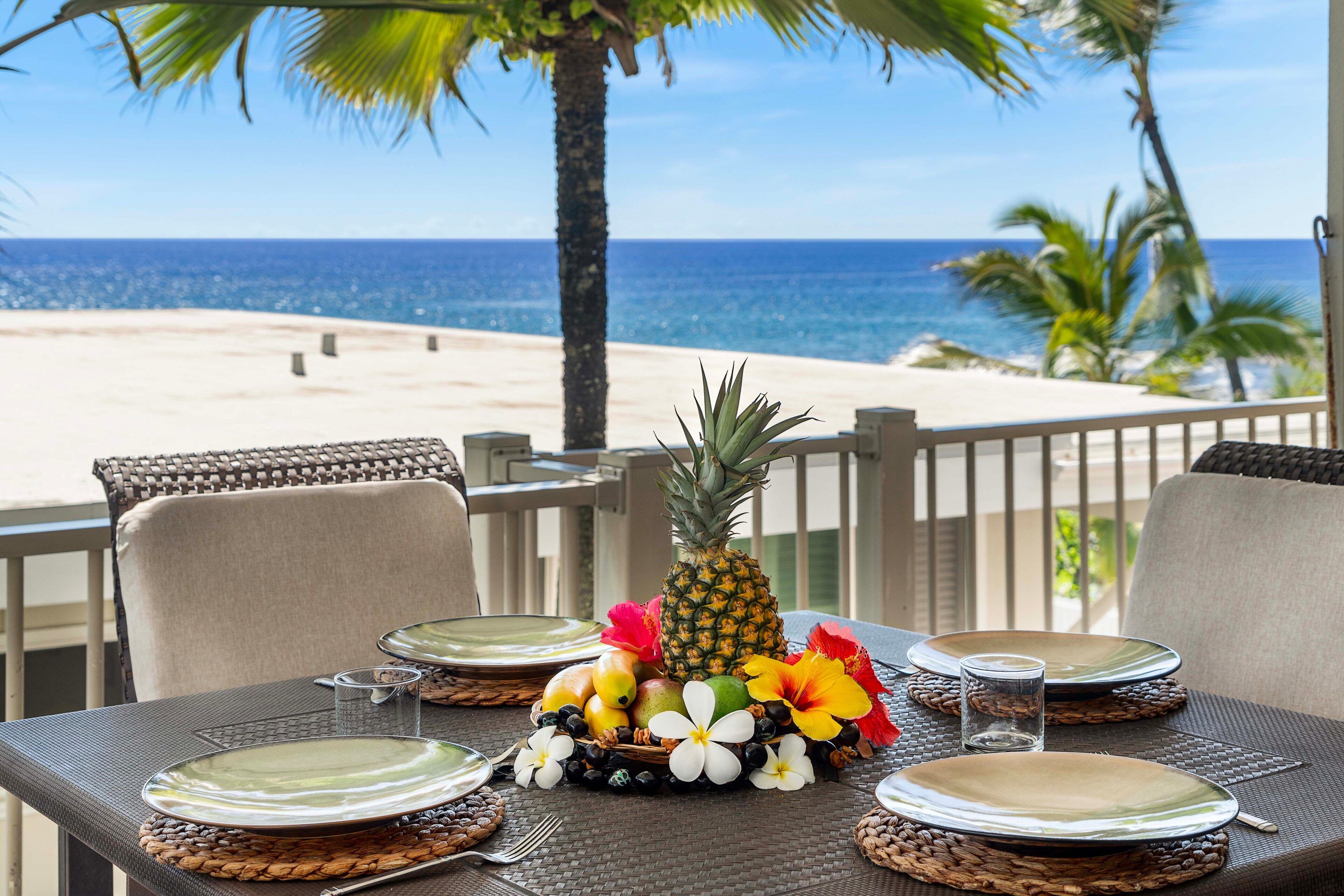 Mesa lista para comer con vista a la playa y al océano.