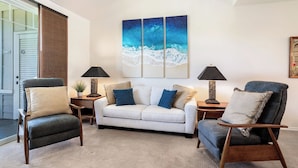 Leilighet, flere senger, lanai, fjellutsikt (Fairway Villas Waikoloa F31) | Oppholdsområde | En 42-tommers Flatskjerm-TV med digitale kanaler