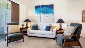 Apartamento, varias camas, lanai, vistas a la montaña (Fairway Villas Waikoloa F31) | Zona de estar | Televisión de pantalla plana de 42 pulgadas con canales digitales