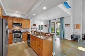 Maison mitoyenne, plusieurs lits, véranda, vue montagne (Waikoloa Colony Villas 2306) | Cuisine privée | Cafetière/bouilloire, tables à manger