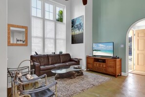 Pientalo, useita sänkyjä, lanai, vuoristonäköala (Waikoloa Colony Villas 2306) | Oleskelualue | 42–tuumainen taulutelevisio, jossa digitaalikanavat