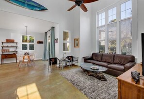 Pientalo, useita sänkyjä, lanai, vuoristonäköala (Waikoloa Colony Villas 2306) | Oleskelualue | 42–tuumainen taulutelevisio, jossa digitaalikanavat