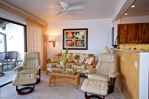 شقة - عدة أسرّة - بشرفة مسقوفة - بمنظر للمحيط (Casa de Emdeko 318) | منطقة المعيشة | تلفزيون بشاشة مسطحة بحجم 42-بوصة يعرض قنوات تلفزيونية رقمية