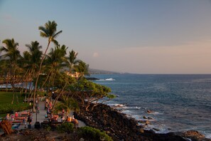 Beach nearby - Almost Ocean Front - Beautiful Woodwork - Top Floor - Vrkcv (Kailua-Kona)