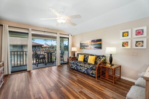 Condo, 1 giường cỡ king và sofa giường, bếp, quang cảnh một góc biển (Kona Isle C31) | Khu phòng khách | TV màn hình phẳng 42-inch có truyền hình kỹ thuật số 