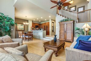 Nhà liên kế, nhiều giường, lanai, quang cảnh sân golf (Waikoloa Colony Villas 1503) | Khu phòng khách | TV màn hình phẳng 42-inch có truyền hình kỹ thuật số