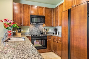 Nhà liên kế, nhiều giường, lanai, quang cảnh sân golf (Waikoloa Colony Villas 1503) | Bếp riêng | Bàn ăn