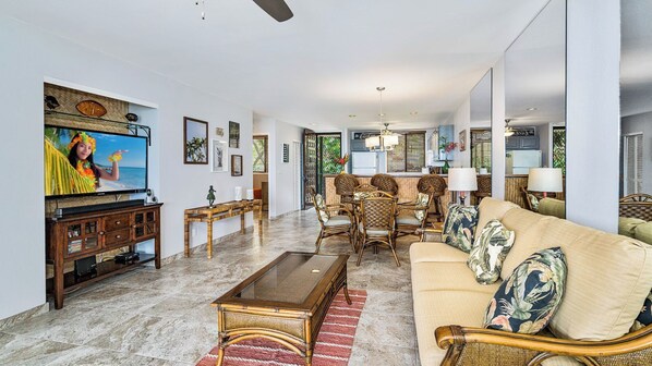 คอนโด, หลายเตียง, ระเบียง, วิวทะเล (Country Club Villas 241) | บริเวณนั่งเล่น | ทีวีจอแบน 42 นิ้ว พร้อมช่องดิจิตอล