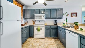 Condo, Plusieurs lits, lanai, vue sur lâocĂ©an (Country Club Villas 241) | Cuisine privĂ©e | CafetiĂšre-thĂ©iĂšre, table de salle Ă manger