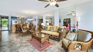 คอนโด, หลายเตียง, ระเบียง, วิวทะเล (Country Club Villas 241) | บริเวณนั่งเล่น | ทีวีจอแบน 42 นิ้ว พร้อมช่องดิจิตอล