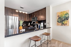 Private kitchen - Oceanfront Island Living - Beautiful Kona Condo for Extended Stays - Vrkcv (Kailua-Kona)