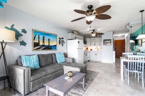 Apartment, 1 King-Bett, Veranda, eingeschränkter Meerblick (Kona Isle C37) | Wohnbereich