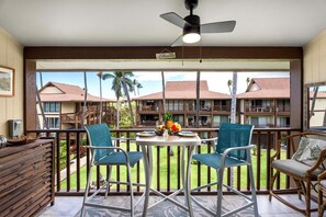 شقة - سرير ملكي - بشرفة مسقوفة - بمنظر جزئي للمحيط (Kona Isle C37) | تناول الطعام بالخارج