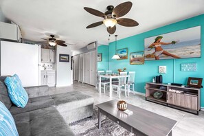 شقة - سرير ملكي - بشرفة مسقوفة - بمنظر جزئي للمحيط (Kona Isle C37) | منطقة المعيشة | تلفزيون بشاشة مسطحة بحجم 42-بوصة يعرض قنوات تلفزيونية رقمية