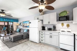 Apartment, 1 King-Bett, Veranda, eingeschränkter Meerblick (Kona Isle C37) | Eigene Küche