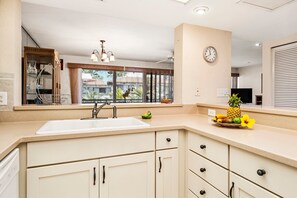 Condo, Plusieurs lits, lanai, vue partielle sur l'océan (Casa de Emdeko 311) | Cuisine privée | Table de salle à manger